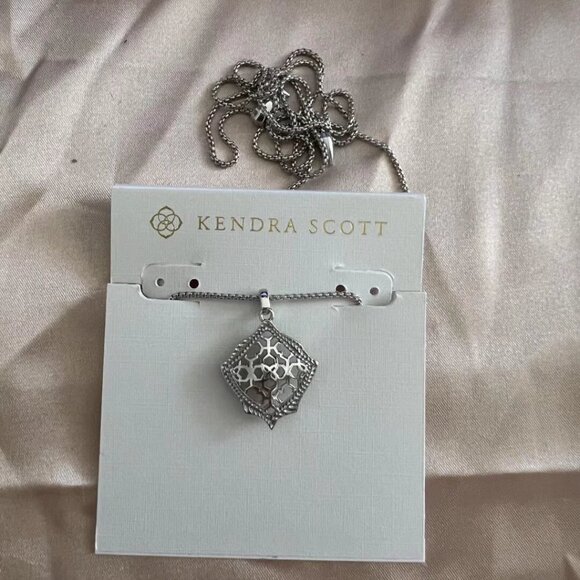 Kendra Scott necklace - Picture 4 of 5